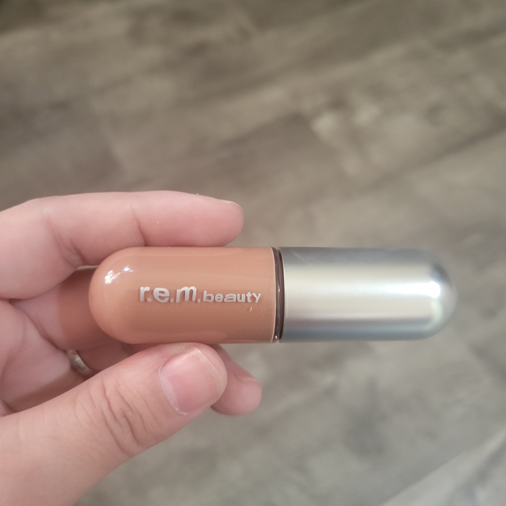 r.e.m. beauty Cream Lipstick - Nude Beige